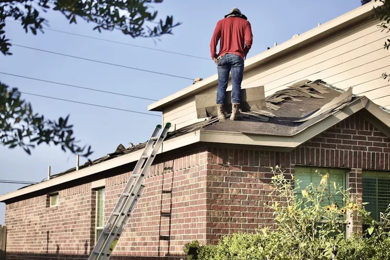 Professional roofer working on a residential roof in Berlin